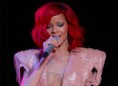 Rihanna comenta sobre o Brasil pedindo para que rezem